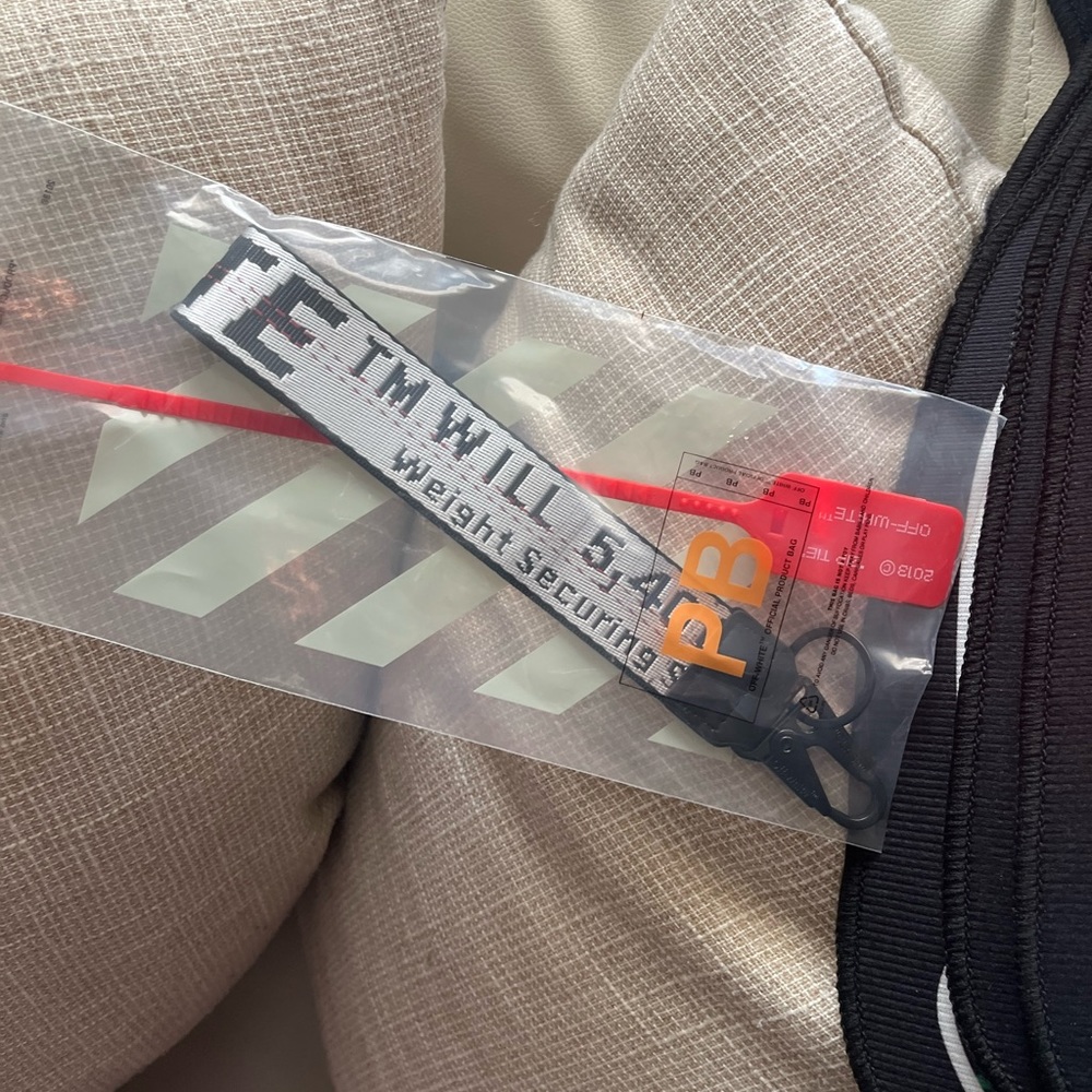 Off-White Keychain - Picture 2 of 7